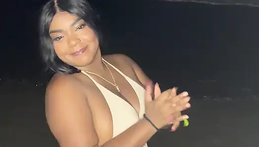 Üvey kız kardeşim beni baştan çıkarıyor ve sahilde gırtlağına kadar sakso çekiyor