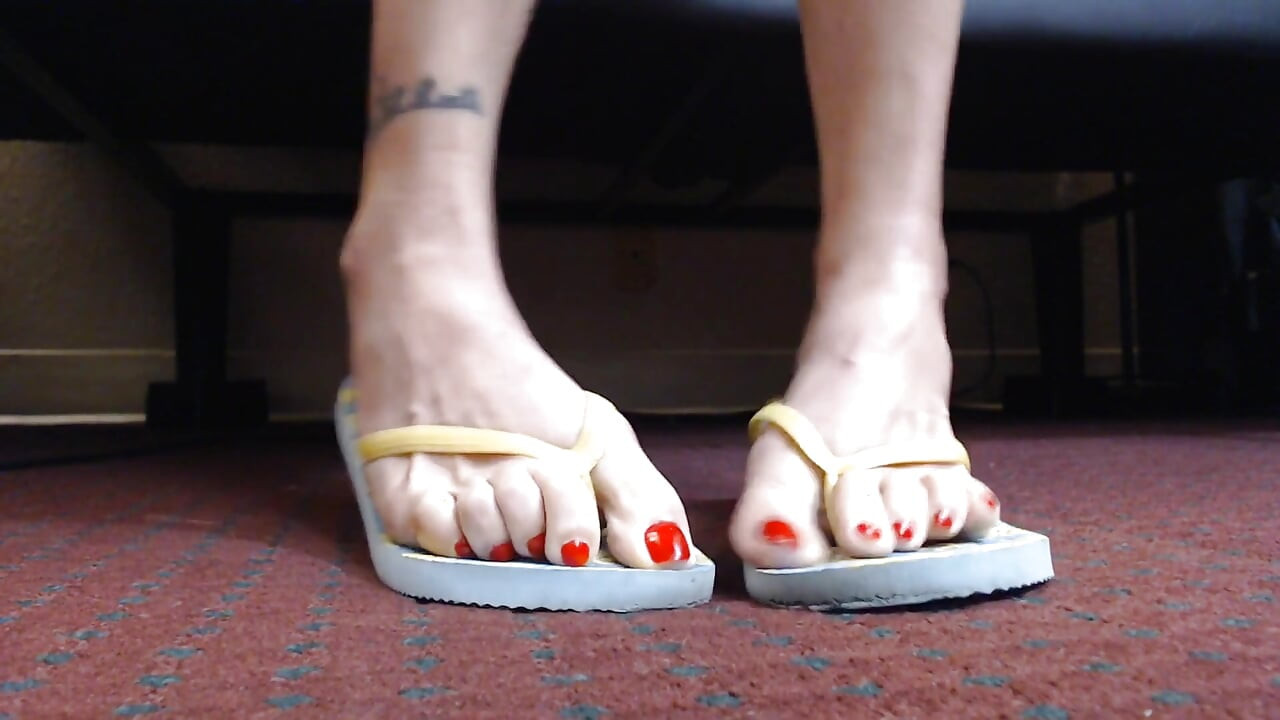 Drkanje kurca u flipflops izbliza