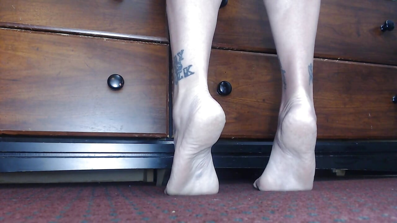 Tip toe toe pointing high arch feet
