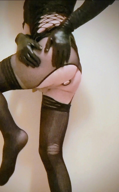 Shemale showing of ass in stockings