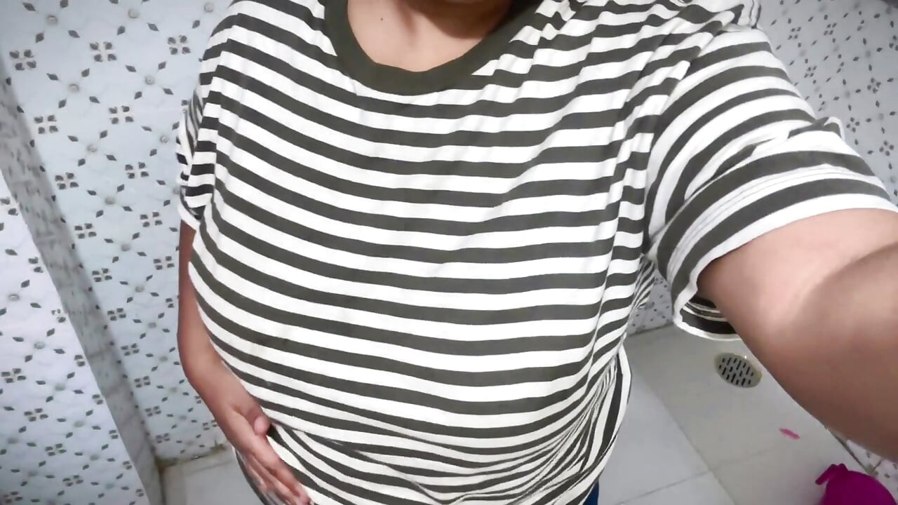 Toilettes publiques arabes, gros cul et seins énormes, fille sexy après les cours !