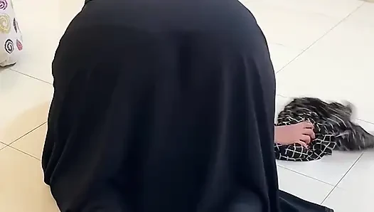 Arap büyük götlü Suudi otel hizmetçisi yatakta mastürbasyon yaparken odamı temizliyor!