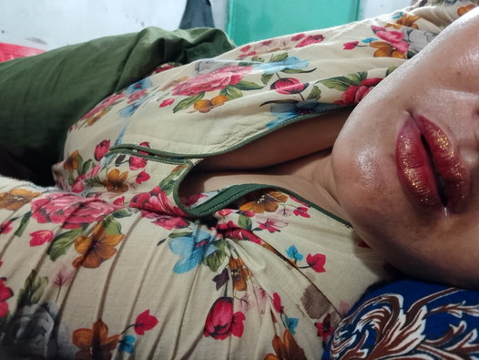 खड़े होकर सौतेली बहन की कामुक गीली चूत को चोदते समय उल्टा दृश्य