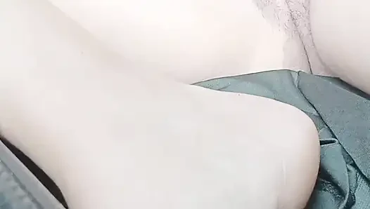 Трахаю пальцами сексуальную Curlisita в машине (тугая киска в видео от первого лица)