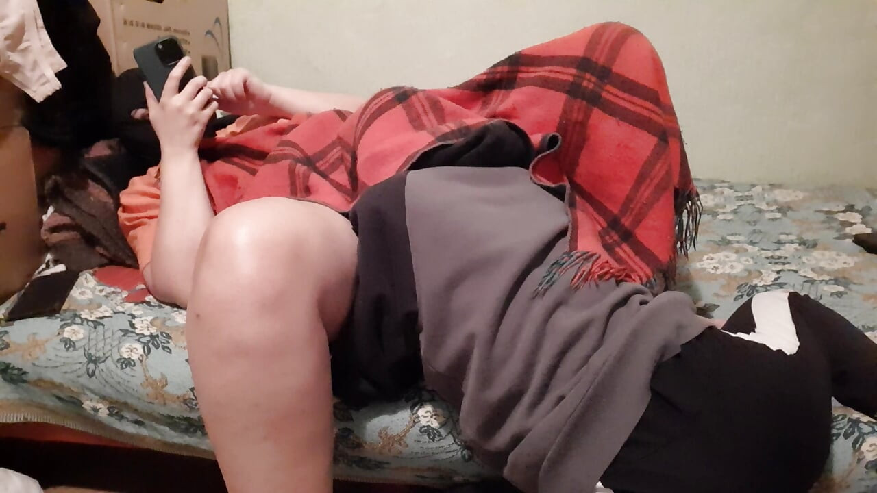 我害羞的女友爬進被子裡，用舔陰叫醒我