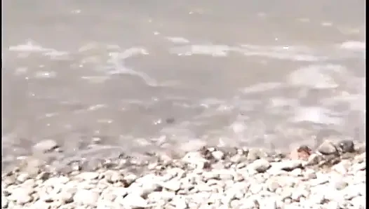 Gadis remaja saling ngentot pakai dildo di pantai