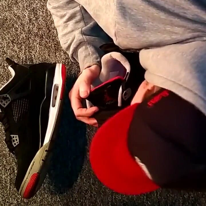 Spor ayakkabı oyunu ve boşalma jordan retro iv