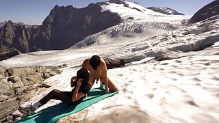 Avventura sul ghiacciaio con Mia e Max Pegging scopano su un vero ghiacciaio