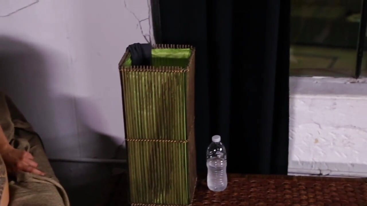 Tatovert lesbisk blir slikket i stedet for å studere