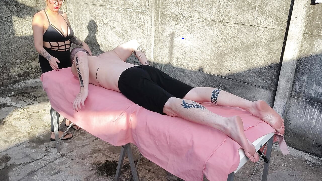 戶外裸體按摩，火辣金髮女郎