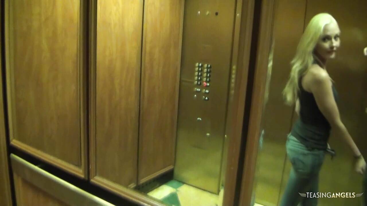 Una volta dentro la camera d'albergo Ashley Stone si spoglia per ottenere la sua fica
