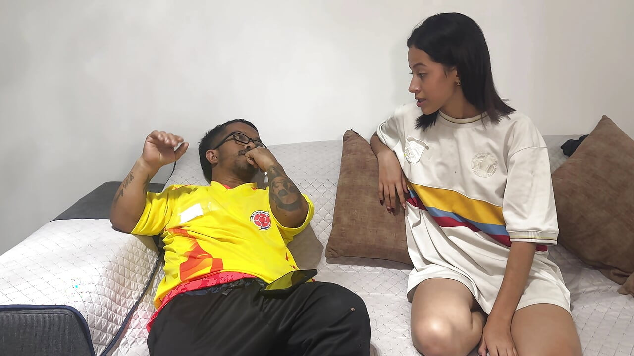 Mon meilleur ami est triste de jalousie pendant que je baise sa femme excitée après avoir perdu le pari sur le match Colombie - Portugal