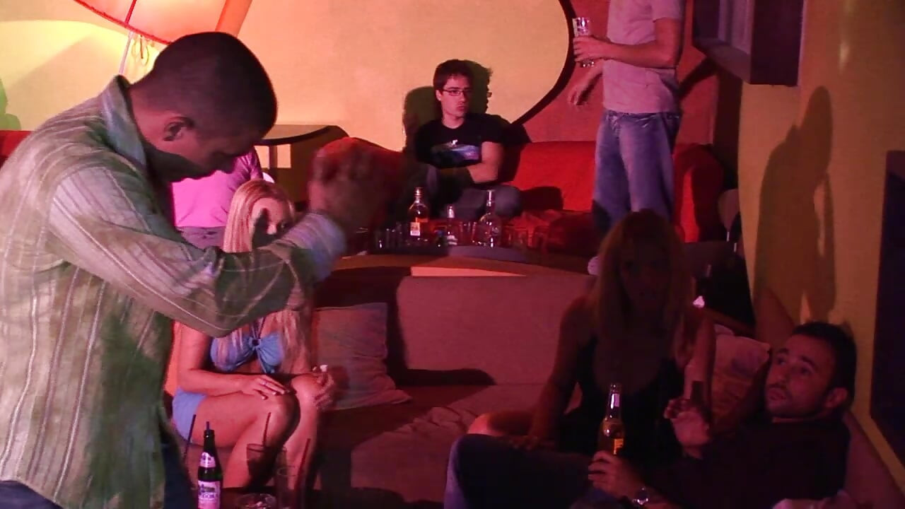 Pequeña orgía para dos parejas follando un cuarteto caliente