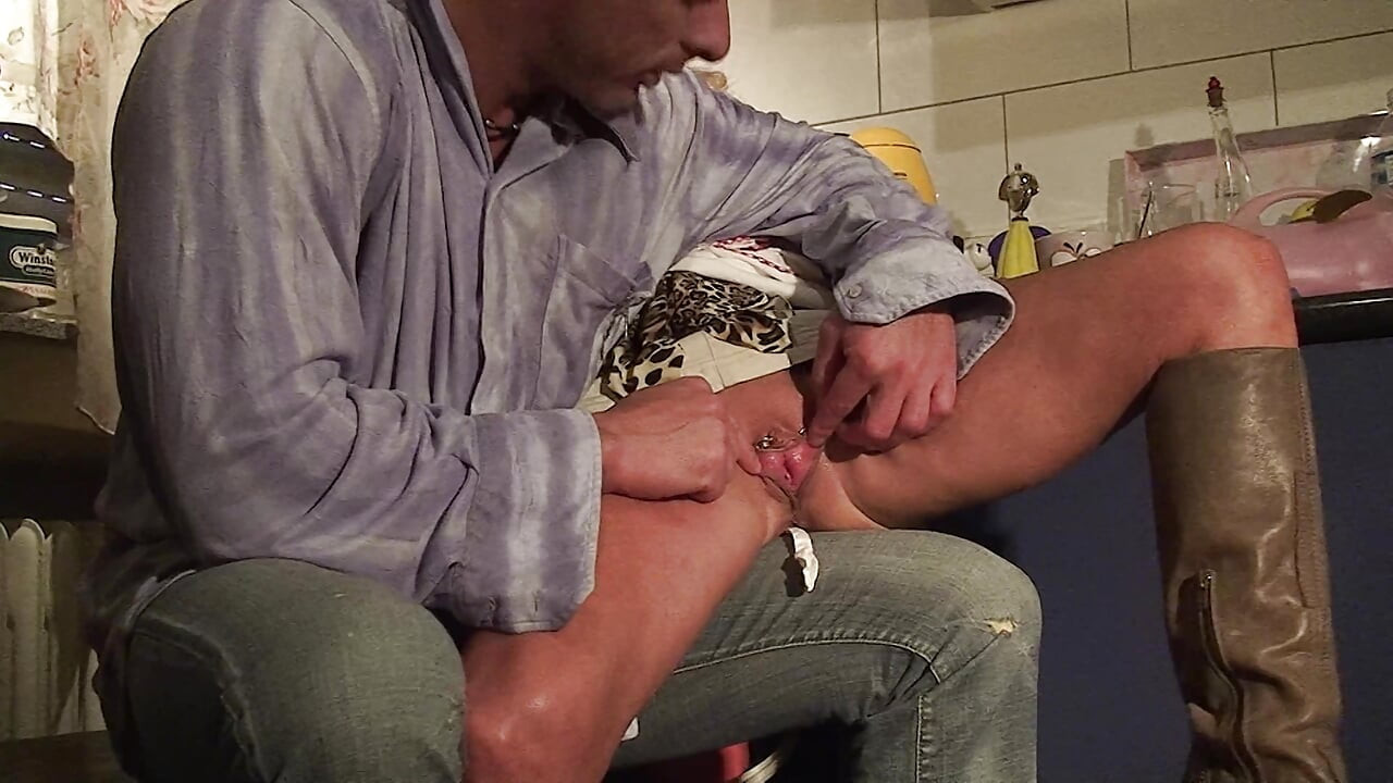 सुनहरे बालों वाली milf(चोदने लायक मम्मी) गहरे तक चूसने के बाद वीर्य निकालने के लिए बड़े लंड की सवारी करती है