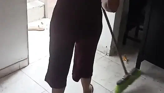 Keilimar putzt das haus, während ihr gelangweilter freund sie zu überzeugen versucht, seinen schwanz zu lutschen, aber am ende passiert etwas Verrücktes