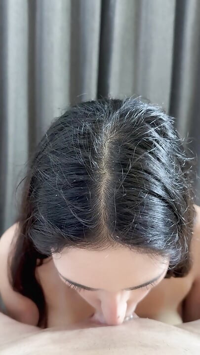 Jasmica สาวละตินคนสวยตูดใหญ่อมควยให้เพื่อนและใช้หัวนมกับเขาและเขาพุ่งออกมาบนหัวนมเธอ