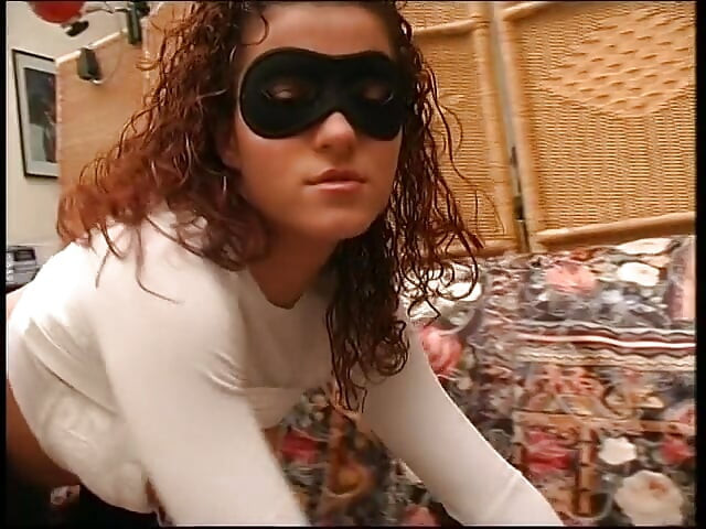 Yuva nakabposh shaukiya kale bal vali apni choot dikhati hai aur khud hastmaithun karti hai