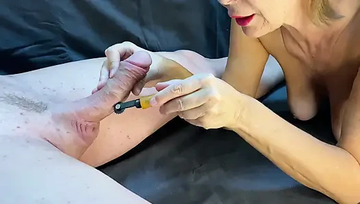 Domina büyük döl fışkırtana kadar büyük yarakla oynuyor