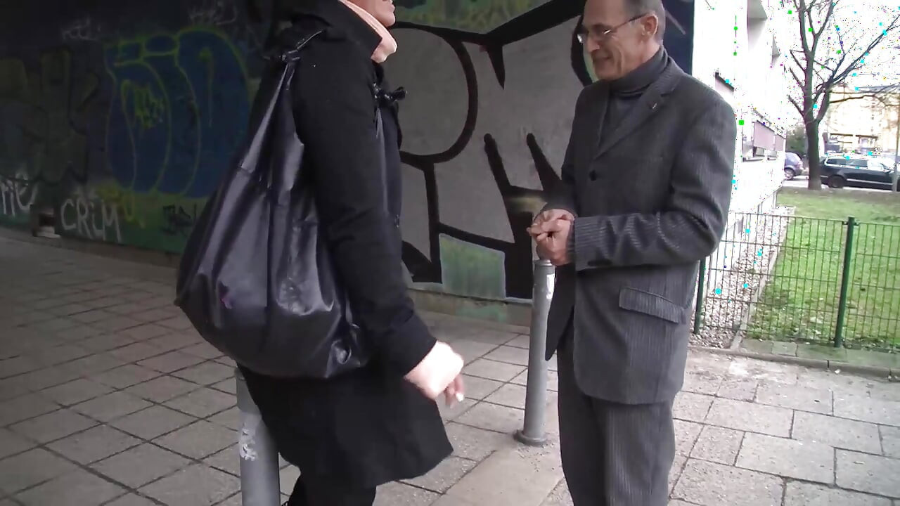Potetovaná kráska s velkými prsy je ošukána