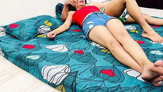 Muhtemelen hakkında konuşmamamız gereken çılgın bir gecede küçük üvey kız kardeşle yatağı paylaşıyor