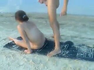 俄罗斯浪荡公子在海滩上操谦虚的女孩 - ffm