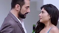 Chica paquistaní hindi bebiendo vid con novio