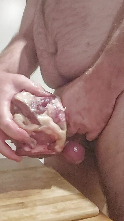 Os în miel pe os. Futând o roast de miel