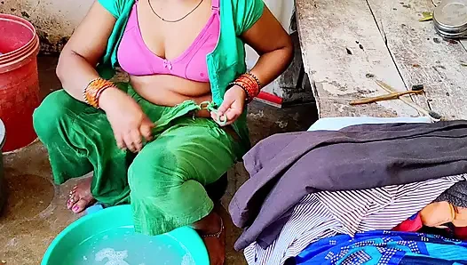 Desi bhabhi ne  bathroom me land chusha