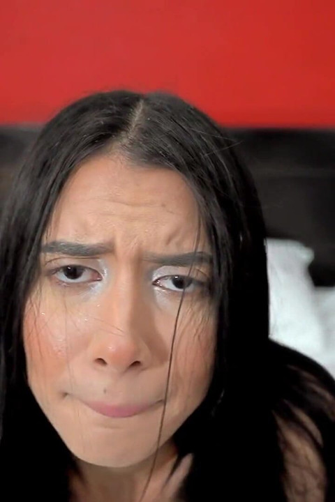 조이 타오르는 암바르 프라다가 내가 사정할 때까지 지저분한 구강성교를 해줘