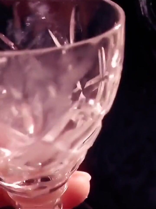 赤腳與光滑的貓咪