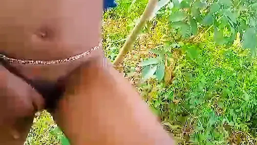 Masturbasi solo wanita jauh di semak-semak desa, meraba memek panas basah di lingkungan hijau ini, porno hort ditindak oleh Givens3x