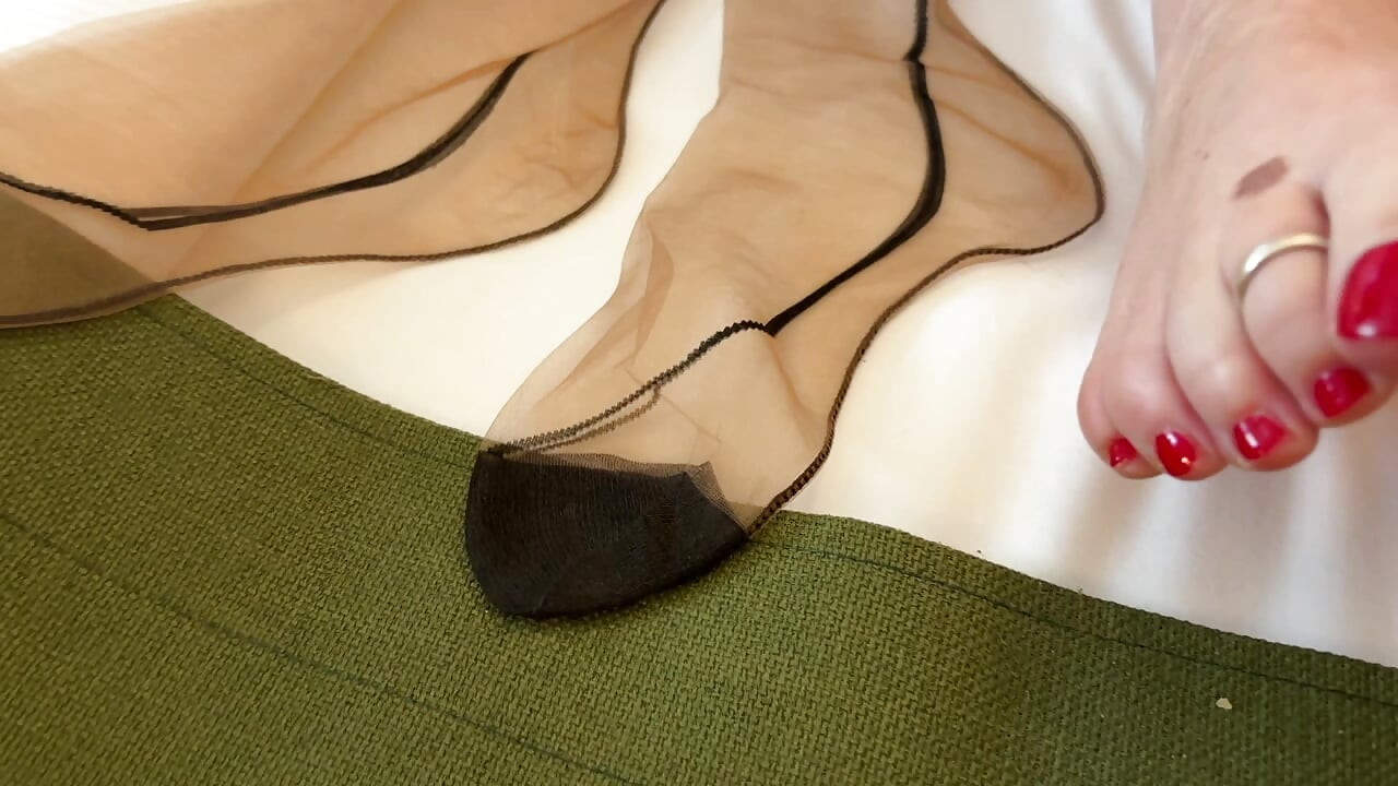 Mrs Mature Feet getting dressed for her foot fetish fans 461