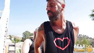 BEARFILMS Adam Jones Raw Fucks Ale Tedesco Τριχωτή τρύπα σε εξωτερικό χώρο