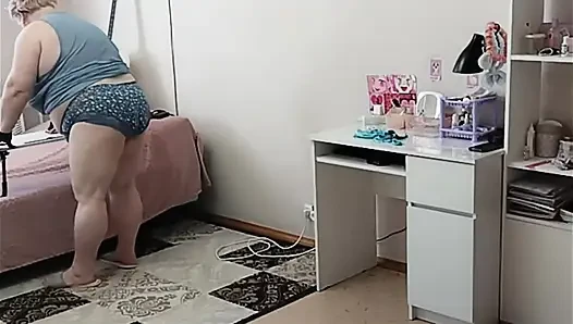 Kayınvalidemi ve odayı nasıl çıplak temizlediğini gözetledim