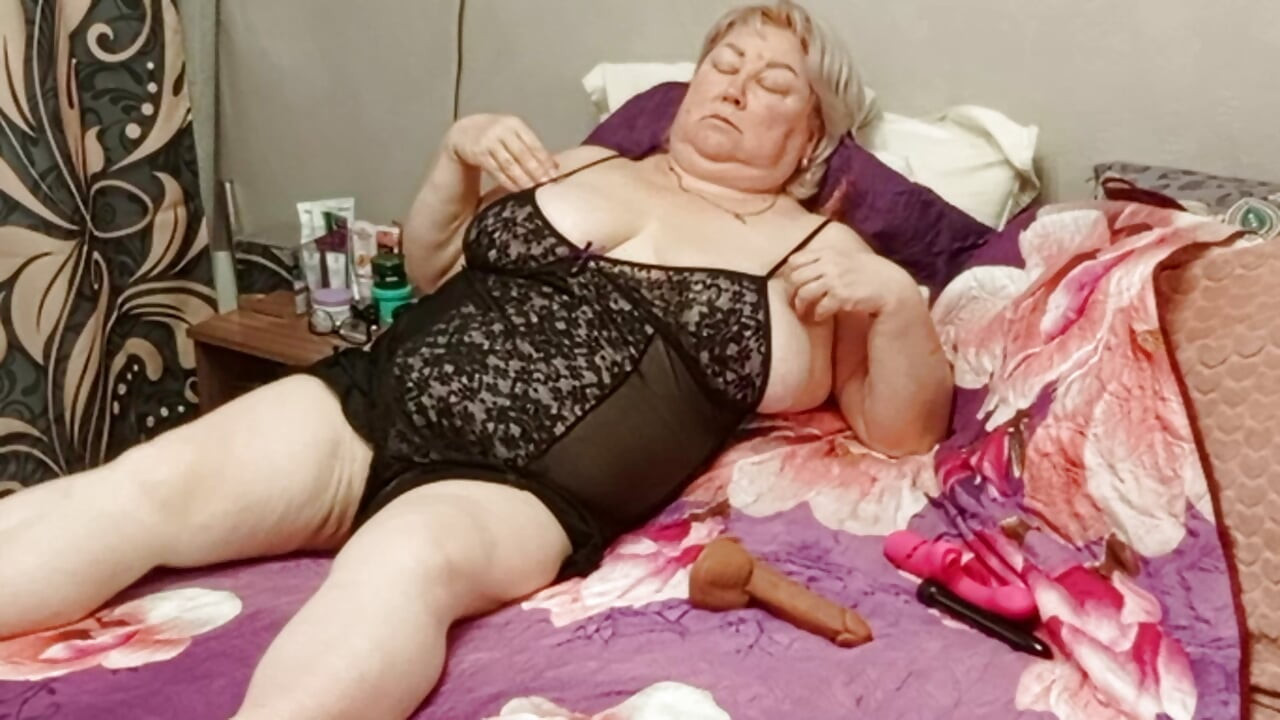 Suegra se masturba su jugoso y carnoso coño