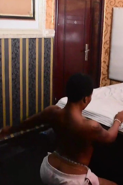 Seksi i napaljena nigerijska lezbijka pleše gola i vruća je