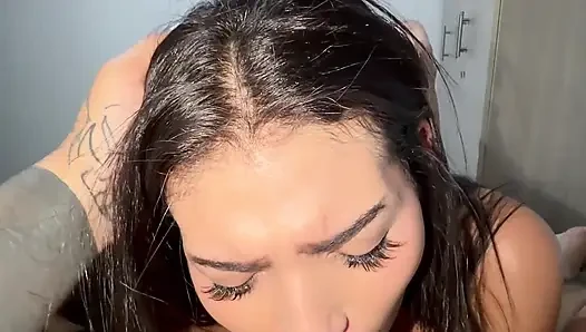 Güzel Kolombiyalı kız, cuckold erkek arkadaşından ayrıldıktan sonra porramı emiyor