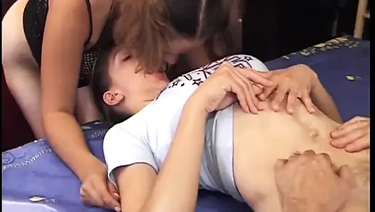 Tante seksi ini muncrat ganas di wajah pria tua di seks threesome