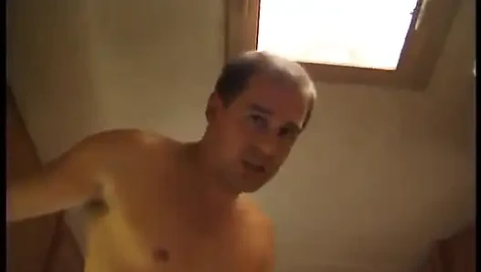 Blondes schätzchen wird zu dritt im auto gepflügt