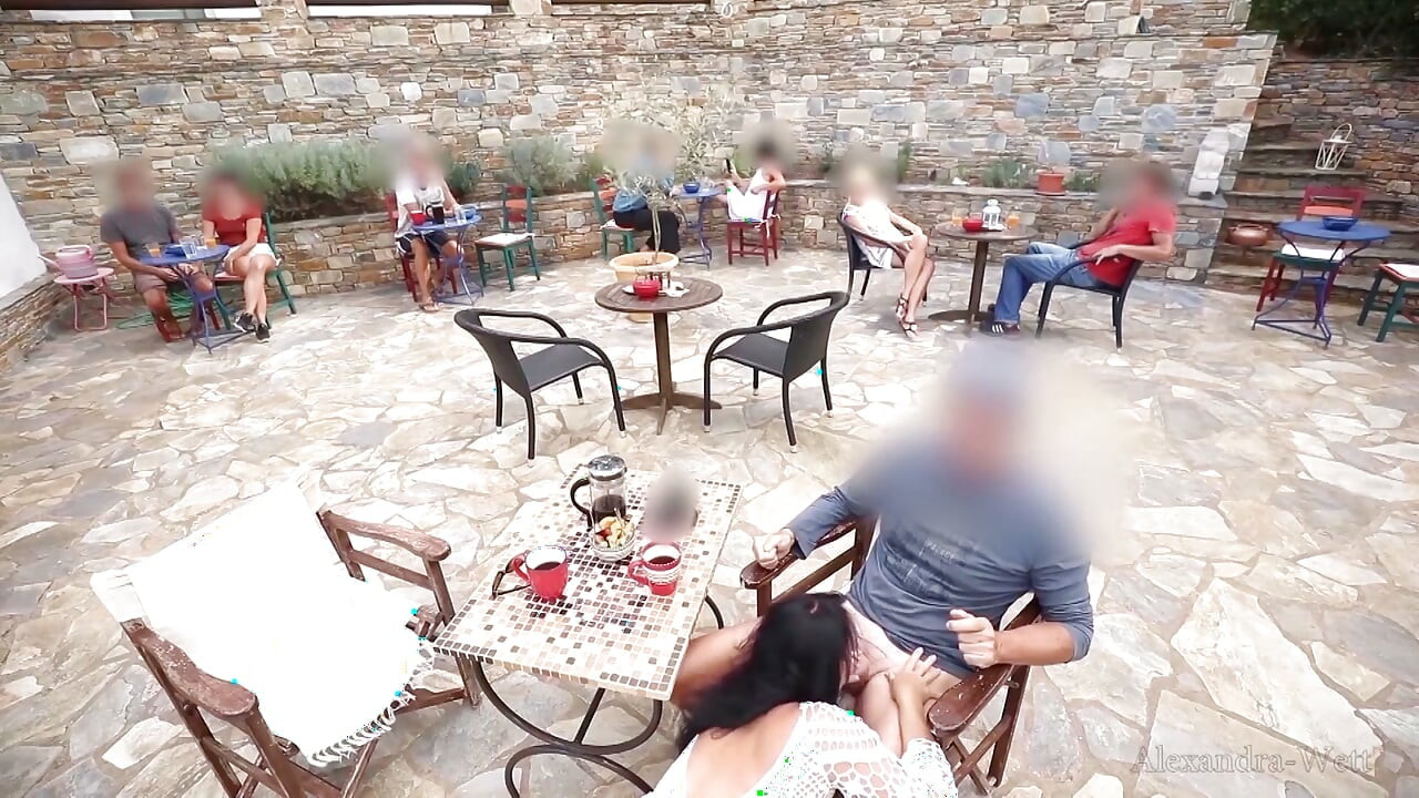 Extrem în aer liber! Despachetez pulele în mijlocul restaurantului!