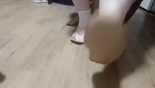 Sandal senam pertama saya dengan kaus kaki putih