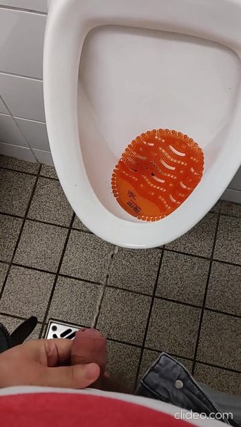 Pissing #001