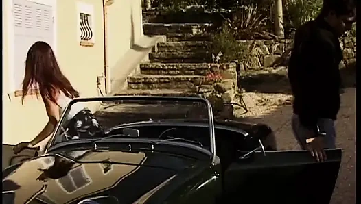 Olgun esmer azgın adam tarafından açık havada parmaklanıyor ve sikiliyor