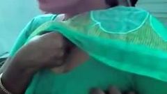 22 tamil tante borsten geperst door baas