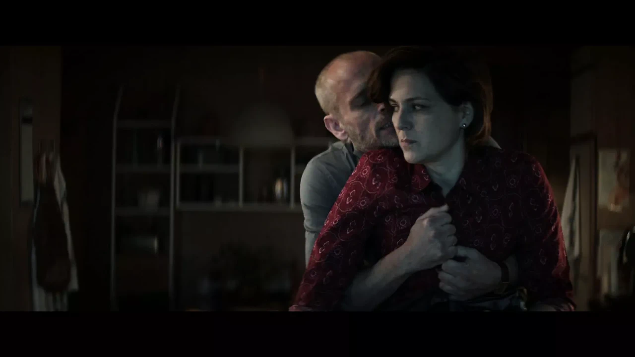 穿着胸罩的Martina Gedeck - 奶子被抓住，内裤被塞进她的嘴里