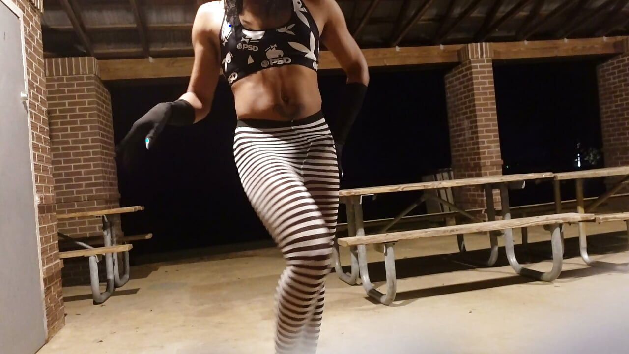 Cadılar Bayramı Özel: Femboy Momo Yağlı Kabarık Poposunu Salla