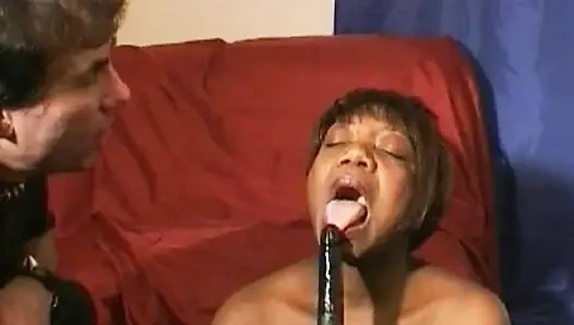 Pelacur Perancis ebony diikat menikmati aksi bdsm