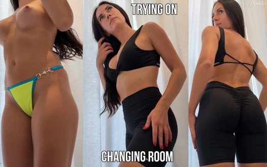 Примеряю тугие шорты и топ в примерочной