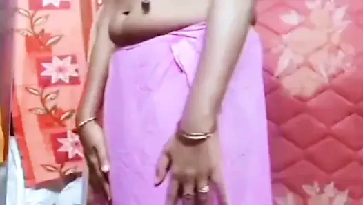 Renu si istri tamil india lagi asik ngentot memeknya sambil bugil sambil bugil!