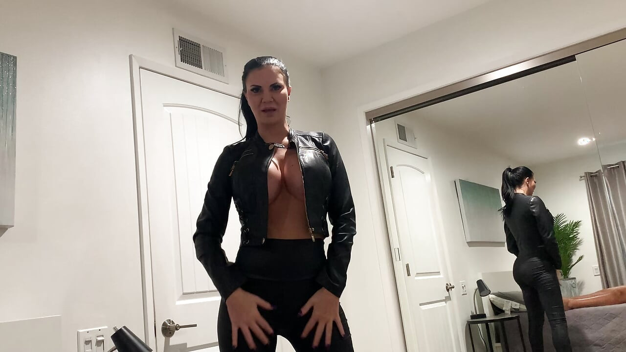Brit Baddie em leather rims stud &masturba sua gozada na buceta dela